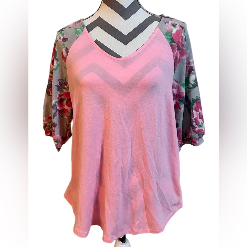 🌸 NWT Floral Quarter Sleeve Top